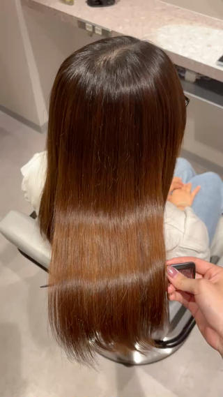 髪質改善酸性ストレート

パヤパヤが気になるモデルさんだったのでしっかりとアイロンさせて仕上げさせて頂きました！！ツヤツヤな仕上がりです 