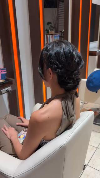 ふわふわだけど大人な雰囲気も感じられるシニヨンスタイルですིྀ
お呼ばれヘアなどにもオススメです⋆*