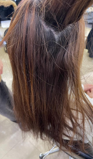 ダメージとクセでまとまらない髪をストレートで艶とまとまりを実現しました！ 