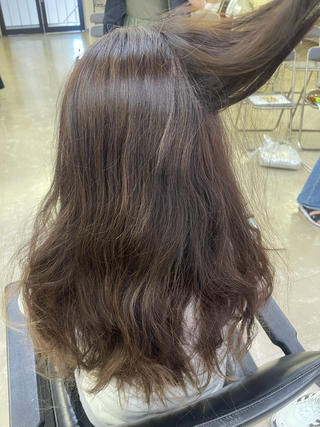 髪質改善カラーとストレートで安定の艶とまとまり！
なかなかクセが強かったですが綺麗になりました！

カラーは暗くなり過ぎないようにグレー系で染めています。 