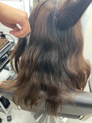 手強い癖とカラーリングが毛先のみ残ってましたが、フルメニューで綺麗になりました！ 