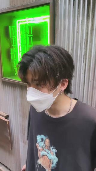 色気アップバング夏仕様version
前髪を上げやすくカットさせていただくのでウェット系のスタイリング剤で爽やかに！ 