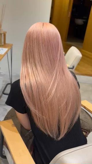 ロング カラー 肌に馴染むハイトーン /ミルクティーカラーのヘアスタイル