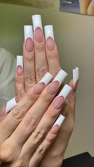 コンテストスタイルのフレンチスカルプチュア
施術後はお好きな長さ形にカット致します。 