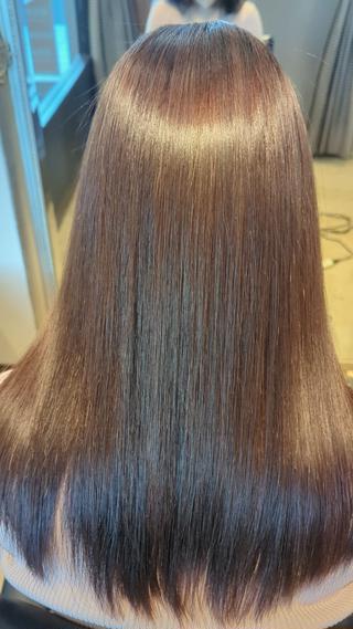 高濃度水素ストレートです！
最新の技術でダメージを最小限に抑えつつ髪をつやつやにしていきます！
この際是非お試しください 