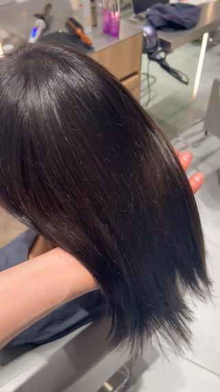 暗髪人気一番のグレージュカラー
赤みがでやすい方やトーンダウンしたい方は是非参考にしてみてください！ 