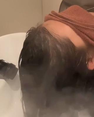 【ヘッドスパ&システムトリートメント】
ヘッドスパで毛穴をしっかり洗浄した後は髪にも
保湿をたっぷりと。
頭皮と髪を健やかに育てます