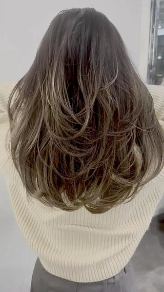 ワンカールで決まるレイヤースタイルは巻きが苦手な方こそおすすめ!
必要な物は太めのコテとカーラーのみ!
他店ではこんなにレイヤーを入れてもらえなかった等お言葉を頂きます
レイヤーお任せください!