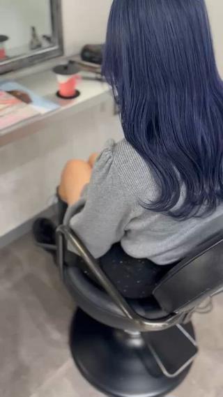 ネイビーブルーのブリーチオンカラー

色落ちはシルバーを通りグレージュに落ち着きます

ご予約はクーポンのブリーチカラーよりお選びください 