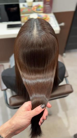 湿気で広がる髪も、縮毛矯正でつるんと艶仕上げに
ブローだけで自然にまとまるので毎日が快適です 