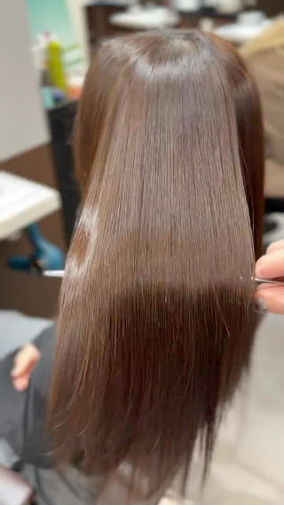 乾かしただけでツヤっとまとまるストレートに
根元のうねりが強い方でも柔らかく仕上がります(^^) 