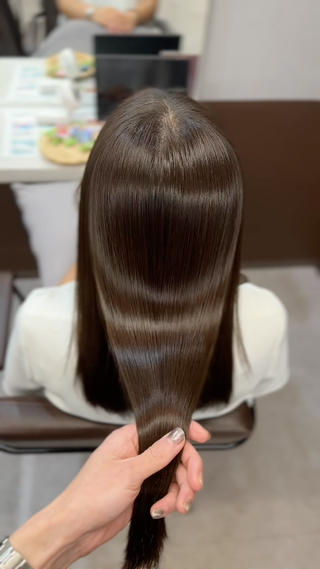ツヤはしっかり、手触りは軽やかに
ストンとしすぎない自然なストレートスタイルです
髪質改善ストレート