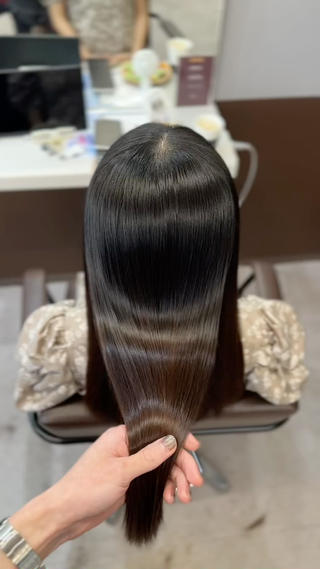 ストンとならずに柔らかい質感を重視したナチュラル矯正
手で乾かすだけで自然にまとまります
髪質改善ストレート♡