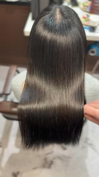 縮毛矯正しました
手で乾かしただけでこのまとまり感(^^)
強いクセもしっかり自然に伸びて艶がぐっとアップしました 