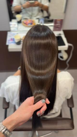 で乾かしただけでこのツヤ感
パサつきや広がりが気になる方にもおすすめです
髪質改善ストレート