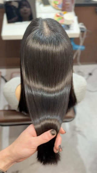 縮毛矯正でうねりをしっかり抑えて
手で乾かしただけでサラッとまとまる髪に仕上げました
朝のセットがとっても楽になりますよ♪ 