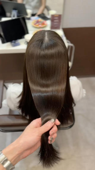 クセを整えつつ、ふんわり感を残したナチュラルストレート
女性らしい柔らかさを大切にしています
髪質改善ストレート