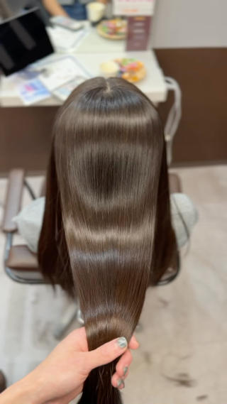 強めのクセもしっかり伸ばして
柔らかい質感のストレートへ
毎朝のアイロンなしでOKな仕上がりです 
