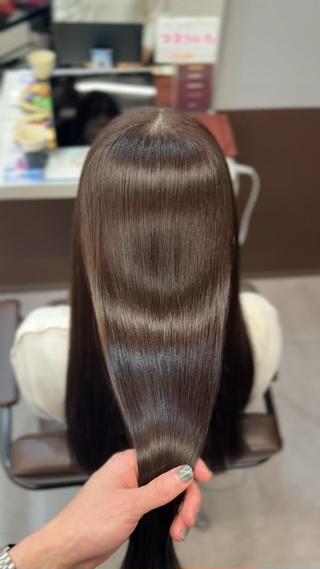 クセやうねりをしっかり伸ばして、自然にまとまる艶髪に
手で乾かすだけでツヤっとまとまり、朝のスタイリングも楽になります
髪質改善ストレート