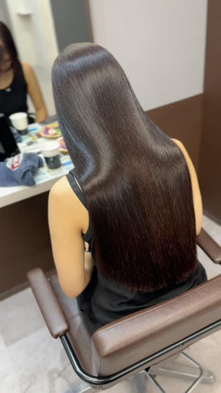 しっかり伸ばして、手で乾かしただけでツヤツヤに
朝の支度がぐっと楽になります
髪質改善ストレート