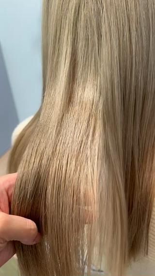 セミロング 垢抜けハイトーン×ブ ロウリストAZUKIのヘアスタイル