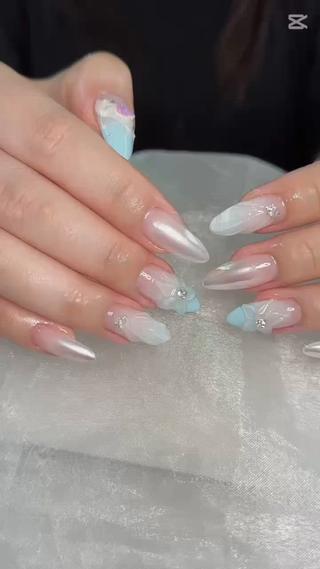 存在感たっぷりのロングネイルにビジューを贅沢に特別な日にぴったりな華やかデザイン 