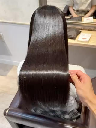 縮毛矯正得意です
自社開発の薬剤を使用し、他店とは少し違う工程を加えてより艶々に仕上げます️
表面のパサつきが気になる方、うねりが気になる方ぜひお待ちしております！！ 