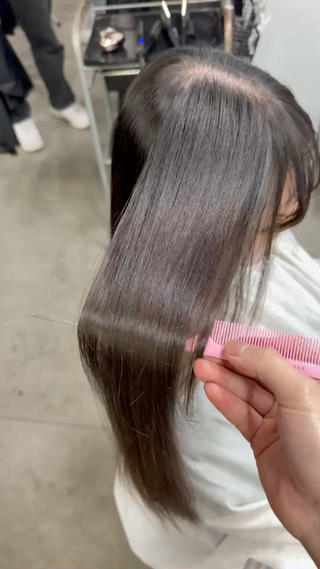 髪質改善トリートメント

ブリーチや縮毛矯正、毎日使うアイロンダメージが気になる方にオススメです
定期的にトリートメントをしてあげることで気になる髪の毛の症状を軽減してあげられます！ 