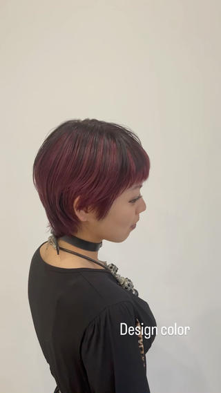 ブリーチカラー＋ローライト＋アンブレラカラーの組み合わせのデザインカラー

個性派で周りに被らないのが特徴です 