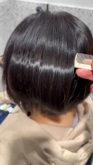 半年に1回縮毛矯正をかけているお客様。
リタッチと前回かけて戻っている所、毛先は全て違うお薬を使って 最小限でクセを安全にしっかり伸ばすことをしています。
ブリーチしてると綺麗にできないので 普通のカラーリングしているお客様メインで施術しています。