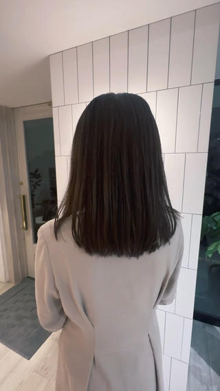 毛先にほんのり緑みを感じるオリーブベージュに染めてみました 