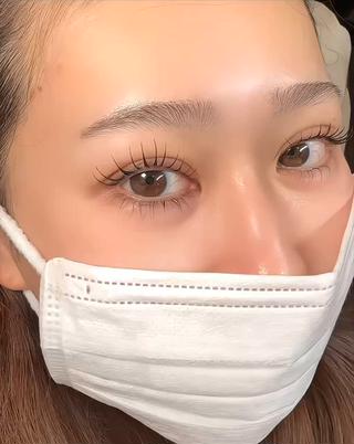 瞼にかからないよう
長さを最大限に出しカールをかけたデザインです
 