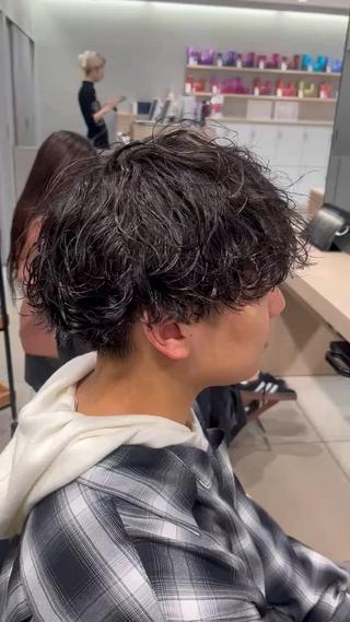 パーマ メンズ 巖本 真希のヘアスタイル