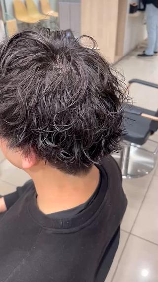 パーマ メンズ 巖本 真希のヘアスタイル