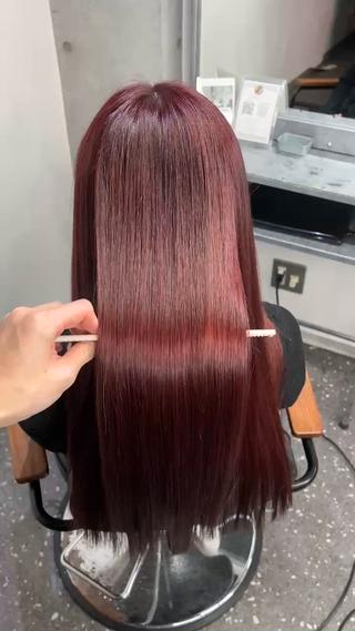 赤みをしっかり感じるワインレッドカラー×髪質改善
光が当たると透けて見えるツヤと深みがポイントです️
赤系でもパサついて見えない仕上がりにしたい方におすすめ◎ 