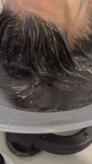 頭浸浴とは‥
フェイスラインから炭酸のお湯を掛け流しながら、溜めたお湯に頭全体を浸すことで日常では体験できない至福のリラックスタイムを実現します。 やわらかいお湯の流れで、首筋まで温められ全身がポカポカに。 
頭皮、髪の付着した汚れや、カラーの残留アルカリを炭酸で除去し、トリートメントの浸透を高めます
頭浸浴とトリートメントの組み合わせで驚くほどサラサラになりますよ 