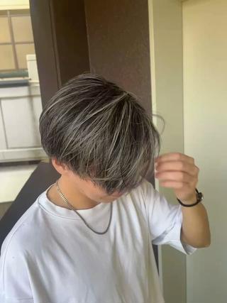 この技術は、あえて白髪を隠さず、
周りの髪に細かいハイライトを入れることで“ぼかす”方法です。
白髪と地毛がなじみやすくなり、伸びてきても自然な印象に。

髪に立体感が生まれ、スタイリングもしやすくなりますし、頭皮が敏感でカラーリングは荒れてしまう方もオススメです。 