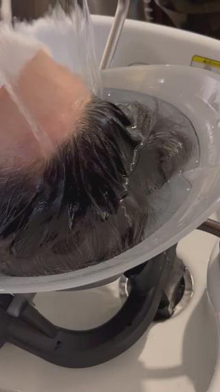 頭浸浴とは‥
フェイスラインから炭酸のお湯を掛け流しながら、溜めたお湯に頭全体を浸すことで日常では体験できない至福のリラックスタイムを実現します。 やわらかいお湯の流れで、首筋まで温められ全身がポカポカに。 
頭皮、髪の付着した汚れや、カラーの残留アルカリを炭酸で除去し、トリートメントの浸透を高めます
頭浸浴とトリートメントの組み合わせで驚くほどサラサラになりますよ 
