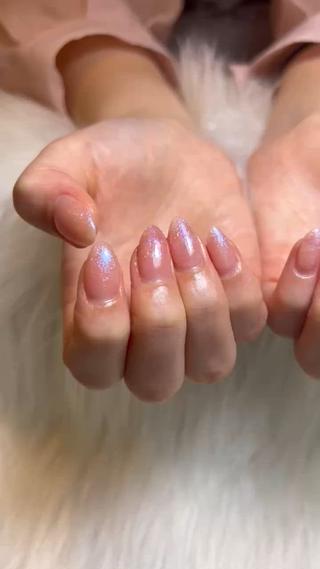 ピンクベス 白いラメグラデーションネイル 