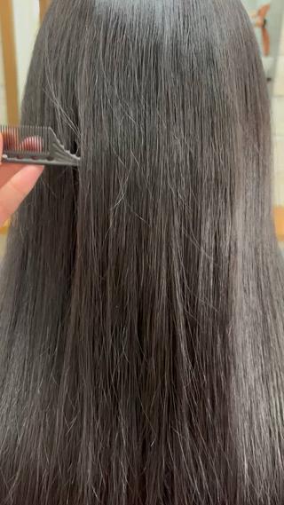 グレージュブラック！
ここまでスーパーロングでも超艶々に更にサラサラに出来ます！
青とグレーを入れるだけでここまで透明感溢れるカラーができます！
冬の時期暗くしたい方は是非 