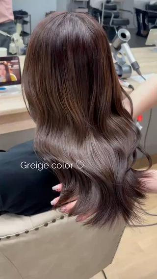 Greige color♡

ブリーチ毛の暗めカラーは透明感抜群でとっても
可愛いです 
