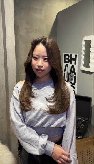 【ハイレイヤーカット】

ロングの長さにレイヤーを入れることで柔らかく韓国人のような柔らかく女性らしい印象を与えるスタイルです。
※こちらのスタイルは顔周りからレイヤーを繋ぐことでよりラフで動きのあるスタイルになっています。


韓国カットを日本人に似合うようにカットします。

ロングで重たいお悩みをお持ちの方や、ナチュラルな動きが欲しい方にオススメのスタイルです 