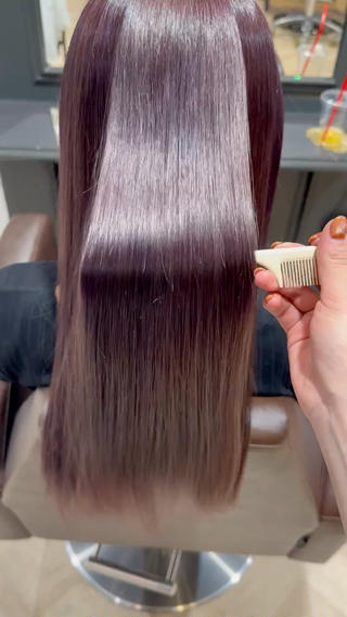 ハイブリーチの複雑履歴から綺麗なピンクパープルに
元々ピンクの残留が残っていたのでそれをしっかりとムラなくカラーさせていただきました

ノンダメージサロンでは前処理が特別なだけので、ブリーチ毛でも対応可能でございます

できるだけダメージを抑えてカラーさせていただきます 