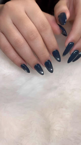 ネイビーワンカラーに、ビー玉マグネットを合わせ、パーツなしでも、存在感のある冬っぽいワンカラーネイルです