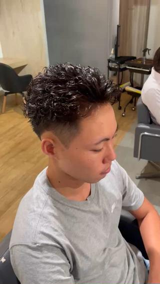 ショート パーマ 波巻き：スパイラル カワゾエフミアキのヘアスタイル