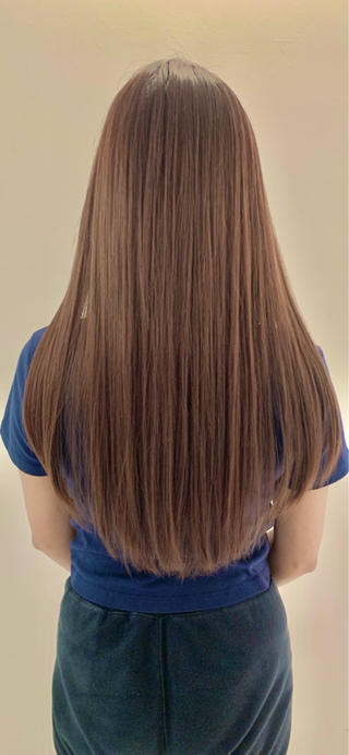 
ぜひ最後までお読みください！

世の中の【髪質改善】と言うフレーズに騙されないで！

仕上げは「手で乾かしただけ」※ブローなし、アイロンなし
ほとんどの美容師が知らない、出来ない「特殊な技術」になります

ちなみに半永久的にこの状態が続きます
簡単に言えば、縮毛矯正の進化版。

縮毛矯正といえば

・傷む
・真っ直ぐになりすぎる
・ブリーチ毛にはかけられない
・巻きづらくなる


これは実は昔な話

今は縮毛矯正＝髪質改善と言ってもいいぐらい進化しています

しかしその事実を「ほとんどの美容師が知らないことも事実」なのです。
こんなに素晴らしい技術が世の中に出回っていません。

こんな方にお勧め

髪質改善を続けて来たが効果を感じられない
毎日ツヤを持続させたい
人から艶髪を褒められたい
雨の日でも艶々サラサラの艶髪になりたい
ストレートにしたいけどダメージはかけたくない
表面のパサつきを抑えたい
ブリーチによるダメージを修正したい
枝毛や広がる癖をなくしたい
朝のアイロンをなるべく0にしたい
強い癖を伸ばしたい

髪の毛の艶のメカニズム

要因は大きく分けて２つ

ツヤは「光の反射」です。
光が正反射すれば艶は生まれるし乱反射すれば艶にはなりません。
つまり、光を反射させる【形状】が必要なのです。
※髪質改善トリートメントでは【形状】は変えられません。

髪の表面の「キューティクル」と内部の「コルテックス」どちらのコンディションも同時に整えていくことで髪の毛一本一本の艶が生まれます。
※従来の縮毛矯正ではコンディションを悪化させてしまいます。

【髪質改善】では癖は伸びず。
【縮毛矯正】ではコンディションを悪化させる。
この二つのデメリットをどちらも解決させたものが〝髪質改善ストレート〟です

髪質改善ストレート→29800（税込）

①まずは、薬剤や物理的なダメージによって削られてしまったタンパク質を6種類のトリートメントを超音波ミストにより髪の毛の内部に定着させ「髪の毛を太ら」せます

②次に、バージン毛からブリーチ毛までのダメージ
広がる癖からうねりのあるウェーブ毛までのクセの強さ

これらに合わせて薬剤を選定していきます。
髪の毛の安定するph値まで独自の配合で調整することによって髪の毛の負担をなくしていきます。

さらに薬剤に配合された酸化合物により架橋反応を起こし髪の毛の〝ハリ〟と〝強度〟を復活させます

③適切な中間処理トリートメント処理後のストレートアイロンを行います。
ここが最も技術力が出る部分になります

④形状と艶を定着させるための工程に入ります。
この際に保湿、コーティングを行うだけでなく
髪の毛に残留する成分を全て取り除きます


完璧な艶髪を作るためにカットも同時に施術することをおすすめします

是非、ご相談ください！ 