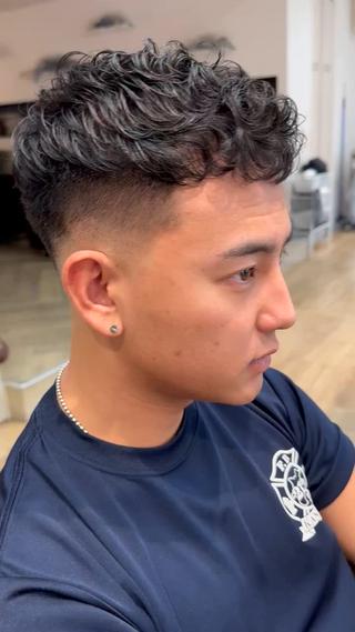 ショート パーマ メンズ スキンフェード/パー マ/須田陸斗のヘアスタイル