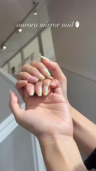 透明感きらめく変光ヴェールネイル
mirror nail