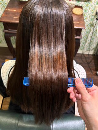 風になびくつやつやストレート 