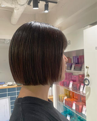 front falling bob
パツッとしたラインを強調!
切りっぱなしボブ人気です◎
cut ¥0 90min